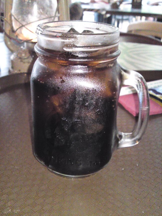 コーラもなんか豪快です(笑)<br /><br />ナイトサファリ<br />http://www.nightsafari.com.sg/<br /><br />夜なので写真はないですが、かなりお勧め!!!<br />徒歩でまわるところと、トラムでまわるところがあります。<br />トラムは英語と日本語があって英語のトラムは大行列！<br />日本語トラムは予約制なので、<br />先に予約をしてショーを見て徒歩のところをまわると、<br />ちょうど予約の時間になりました♪<br />