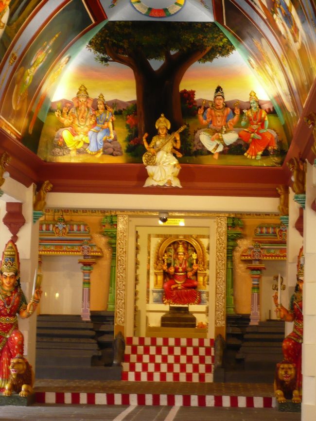 ヒンドゥー寺院を発見！<br />カラフル!!!