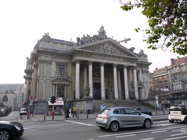 マリオットホテル向かいのギリシャ風建物がベルギー証券取引所。この建物の後ろ歩いて2〜3分の所がグランプラス。ホテルから近いこともあって毎日、何回となくグランプラスへ通う。