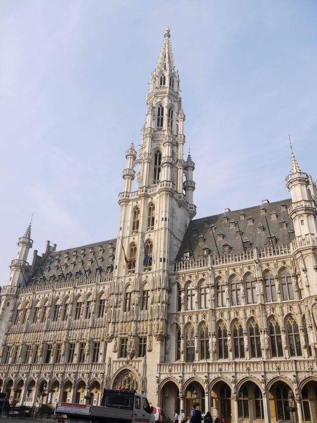 グランプラスは、「世界でも最も美しい広場」で世界遺産ということもあって、いつ行っても世界中からの観光客でごった返していました。写真はグランプラスの最も華麗な建物といわれるブリュッセル市庁舎。