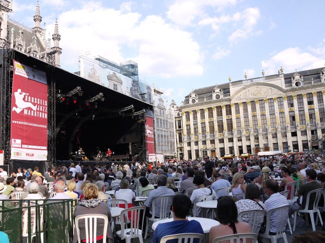 丁度、グランプラスでは25日(金)〜27日(日)の三日間ジャズ・フェスティバルが開催されていました。私としては、何も催し物が開かれていないグランプラスが見たかったのですが残念。