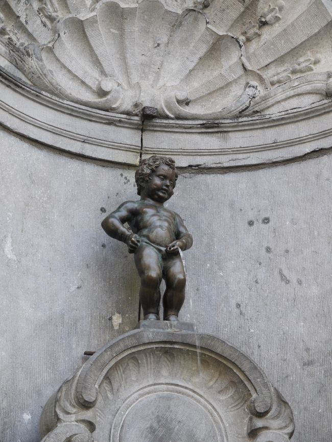 これが世界三大がっかりの一つである「小便小僧」。この日のジュリアン君は何も着せてもらっていませんでした。我々は朝早く見に行ったお陰で、観光客はまばらでしたが、日中は大勢の観光客で混雑しているようです。