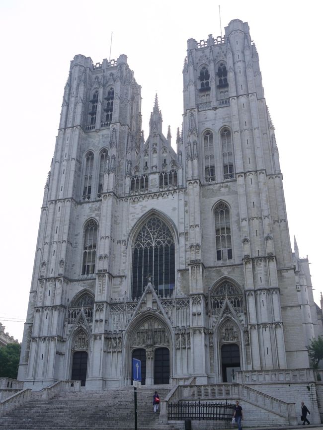 グランプラスから少し歩いた所にある聖ミッシェル・エ・ギュデュル大聖堂。ベルギーで一番格式の高い教会で、ベルギー王室の冠婚葬祭などに使われているそうです。信心深くない我々夫婦でも、神秘的な壮厳さを感じました。<br />