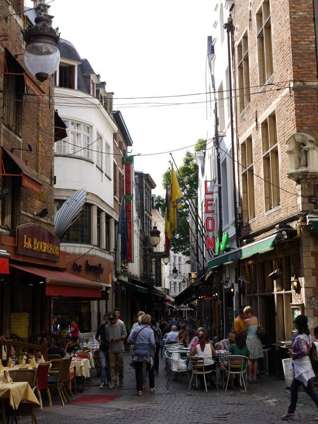 ギャルリー・サンチュベールから横に入った所がイロ・サクレのレストラン街。右手に見えるのがムール貝で有名なシェ・レオン。