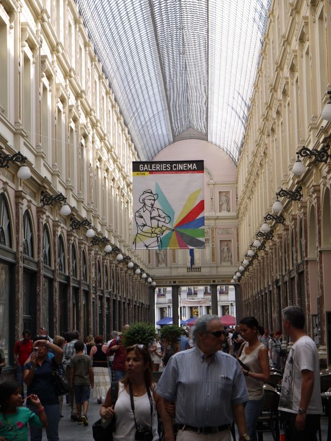 グランプラスからすぐの所にあるのが、「世界最古のアーケード」ギャルリー・サンチュベール。我々もチョコレートや妻のアクセサリーなどの買い物を楽しみ、カフェ・デュ・ヴォードヴィルでお茶しました。