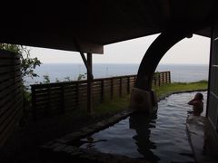 山を下り、島の南側へ。
末吉温泉みはらしの湯。
太平洋を眺めながらの露天風呂は最高です。