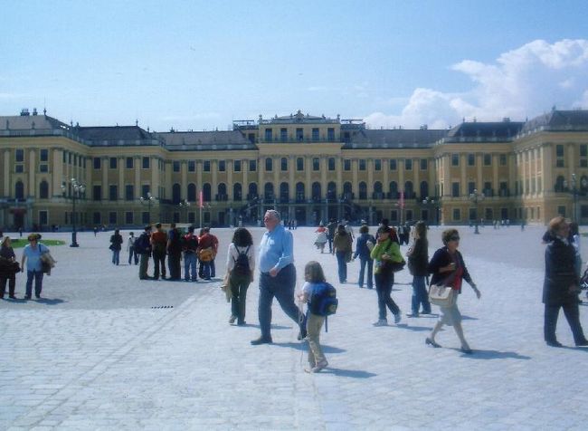 全く興味のないのを見に行くのもなんだが、<br />地下鉄の駅から近いので来てみた。<br />観光客はさすがにいっぱいいた