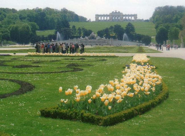 こんな風景は女性は喜ぶのでしょう。<br />戦いで死んでいった臣下のために造られた<br />グロリエッテが奥に見えます。