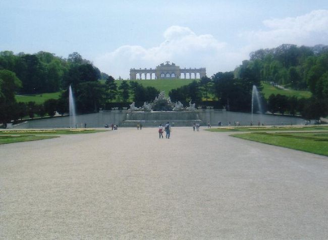 とにかく広いので歩くのは一苦労。<br />ハプスブルク家偉大なり