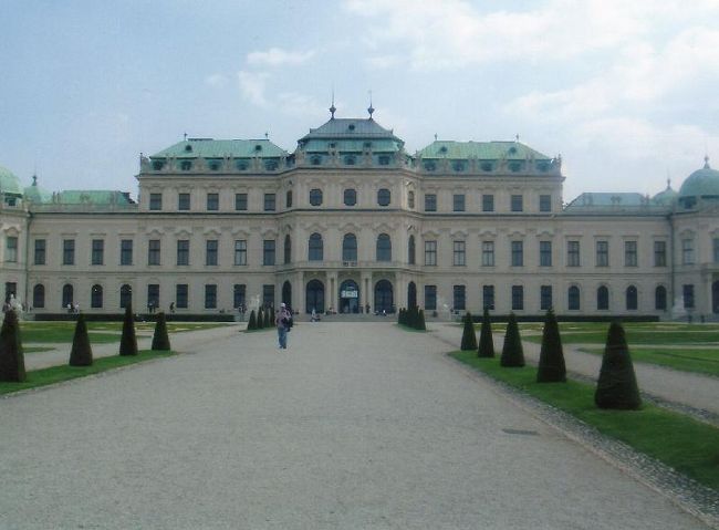 中にはツアーに入ってみた。<br />超豪華な宮殿内だった。<br />ウィーンにはこのあと何度か来るだろうが、<br />ここは一回でもう十分です（苦笑）