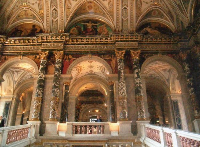 こちらは美術史博物館<br />世界三大美術館らしい。<br />なら三大美術館制覇だな（笑）<br />入り口がやたら豪華