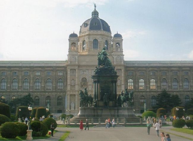 こちらは自然史博物館<br />ウィーンはホント芸術に満ちあふれています。<br />すばらしい