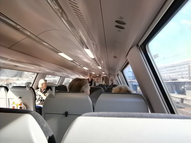 旅の三日目、世界遺産の街ブルージュへ日帰りで行きました。メトロの乗り方にも慣れて、最初に来たブリュッセル北駅まで問題なく行け、ここでベルギー国鉄の切符を買ってブルージュへ行くわけですが、窓口での会話に自信がないので、事前にベルギー国鉄のオンライン・サイトを利用して切符の内容をプリント・アウトし、それを窓口に出せば良いと準備していたのですが、肝心の窓口が何処にあるのか全くわかりません。予定の時間より早く着いていたので、構内を探し回ったのですが、自動販売機すら見つかりません。結局、インフォメーションの看板が目についたので尋ねると、なんとその前が窓口だと言われる。ＪＲのみどりの窓口のようなものを想定していた我々にとって、全くの想定外の目立たない所でした。やはり日本のようなキメ細かな気配りはないようです。切符は窓口で準備したメモとパスポートを出すだけで、すんなりと購入できました。ただ、ベルギー国鉄は65才以上で平日(月〜金)の午前9時以降であれば、ファーストクラスの往復料金が国内どこへでも一人12ユーロで行けます。これは日本も見習って欲しい。<br />ホームに上がると観光客で大変混雑しており、掲示板の時刻表を見るが、念のため地元の人に尋ねて間違いないことを確認する。5分程遅れて列車が到着し、途中セントラル駅・南駅・ゲント駅に停車し一時間弱でブルージュに到着。