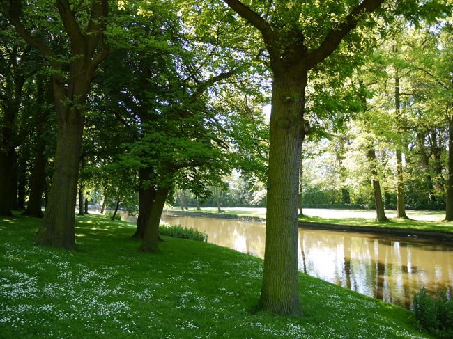 ガイドブックの散策コースに沿ってスタート。写真はブルージュ駅前の道路を渡って横に入った所。案外ここから行く人は少ないみたい。<br />