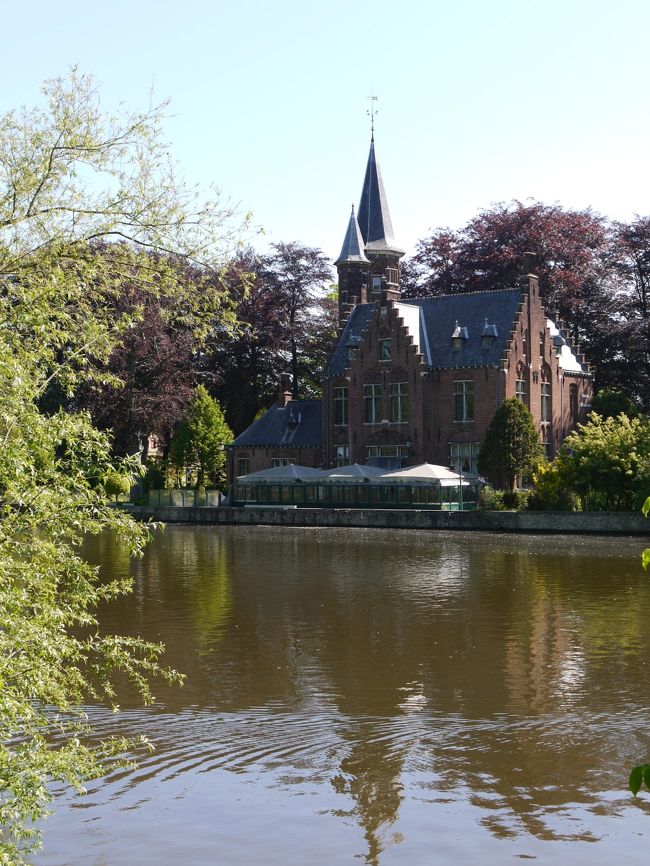 「愛の湖」の横の散歩道