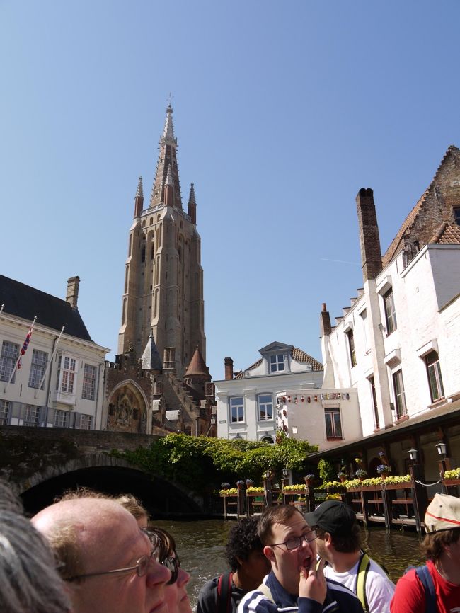 早速、定番の運河クルーズ。最初の乗り場で乗ることにしチケットを購入（一人7.60ユーロ）。我々夫婦を皆んな待っていたのか、乗船後、即出発。世界各国の観光客が乗っているようで、特に中国人・ドイツ人は一見してわかります。評判とおり30分程のクルーズは最高で運河沿いの様々な建物を見つつ、真夏のような暑さの中、爽やかな風に気分も爽快でした。