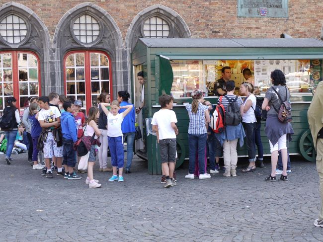 遠足の生徒を多く見かけました。ベルギーでは、遠足で買い食いできるの？