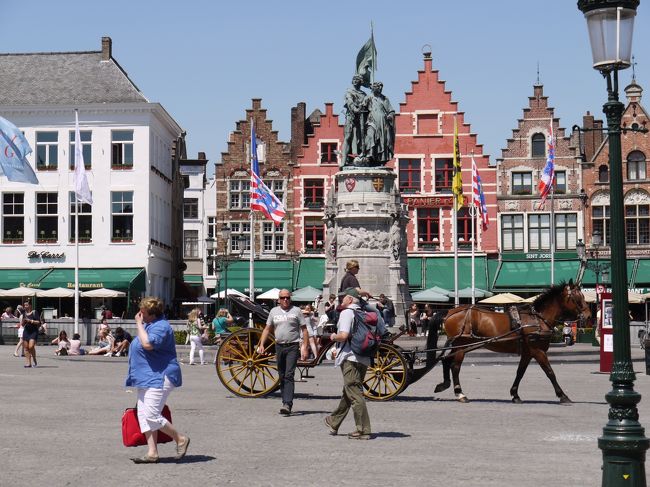 マルクト広場。写真のような観光馬車がたくさん走っています。不思議な事に大抵の馭者の人は、自分の横にペットの犬を乗せて走っていました。