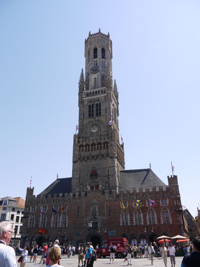 マルクト広場の鐘楼。暑さのため、鐘楼の中のらせん階段を昇る元気はありませんでした。