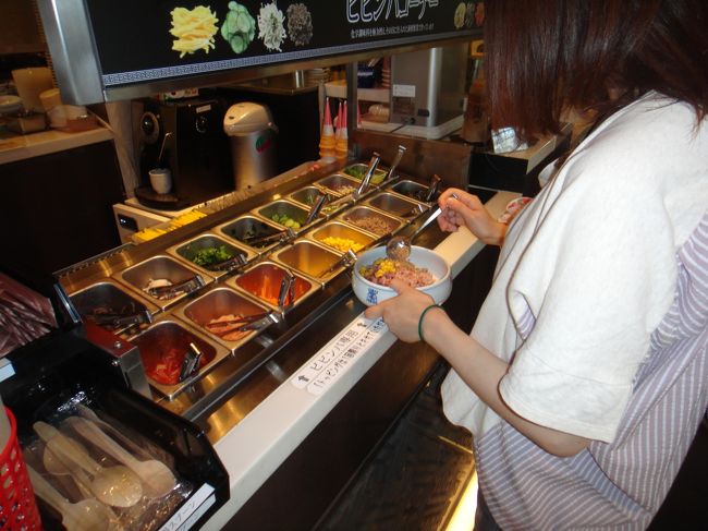 羽田では行きも帰りも２−３時間滞在・・・おのぼりさんはうろうろしてたらいいので楽しかった！<br />というわけでお昼は空港内の韓国料理屋さんで。<br />嫁の選んだミニビビンバ680円、ナムルとか好きな具材選んで乗せ放題です！これはお得！