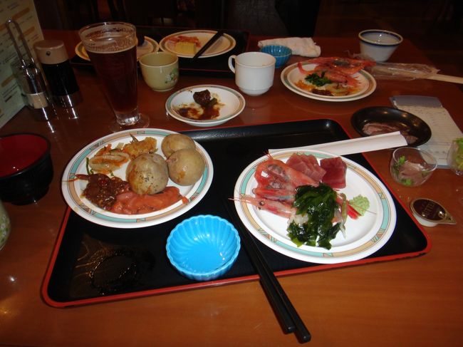 夕食はホテルのバイキング・・・じゃがバタならぬじゃがいかの塩辛、うまい！あとガゴメという昆布の味噌汁もおいしかった！地ビールも・・・