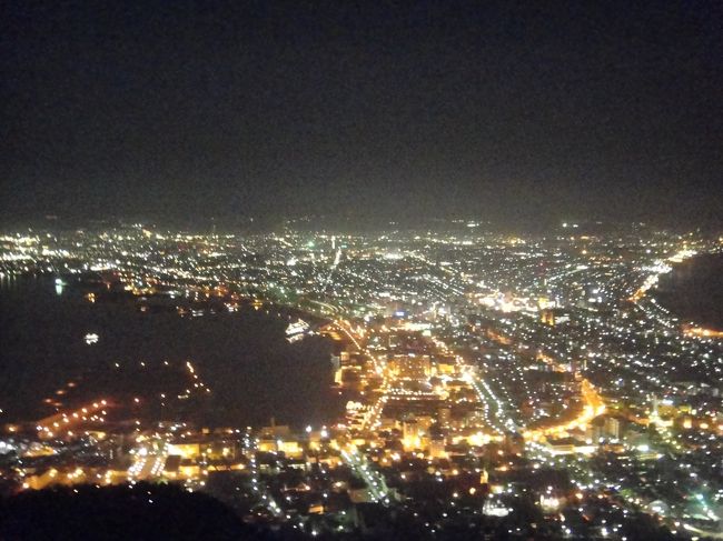 函館山のせまい道を対向車と行き交いながら上がりますが、バスの運転手さんの絶妙運転に拍手がおこっていました