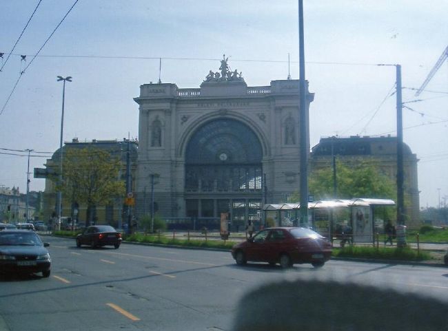 各国から到着する国際駅である東駅<br />ブダペストにはでかい駅が３つあるので注意が必要。<br />帰りは西駅だったので危うく間違えるとこでした〜