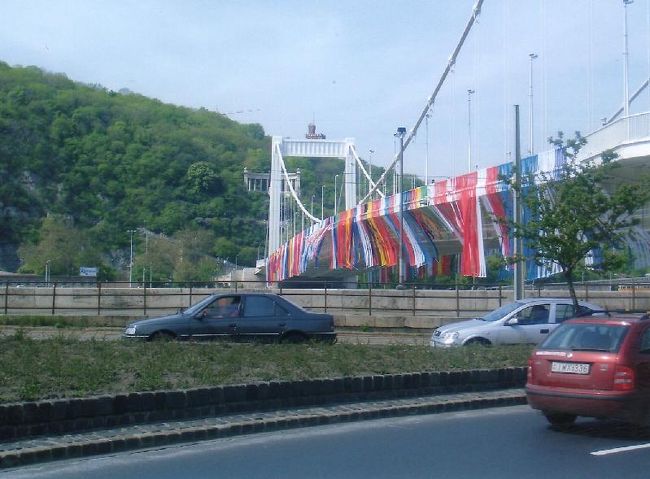 エルジェーベト橋<br />有名なハプスブルク家皇帝フランツ・ヨーゼフの妻の<br />名前から付けられた名前らしい。<br />シンプルだけどきれいな橋です。