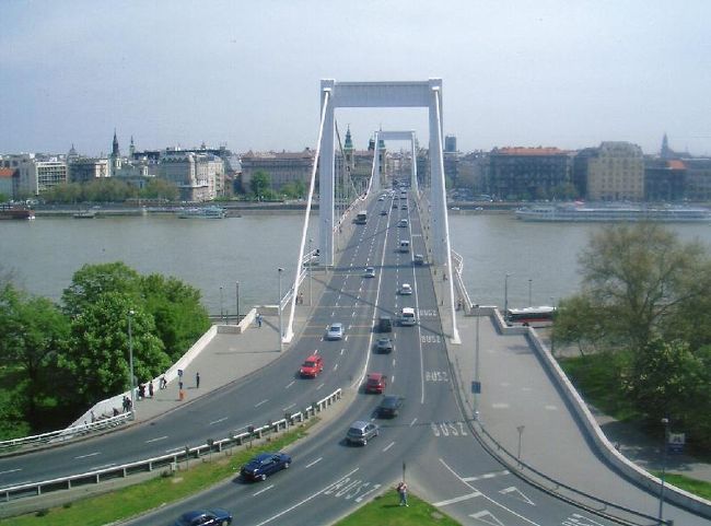 正面からみたエルジェーベト橋