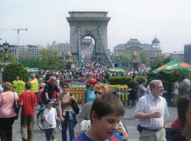 静かなくさり橋を写真撮ろうと思ったら、<br />すごい人だかり！<br />ハンガリーにこんな人いたのか〜