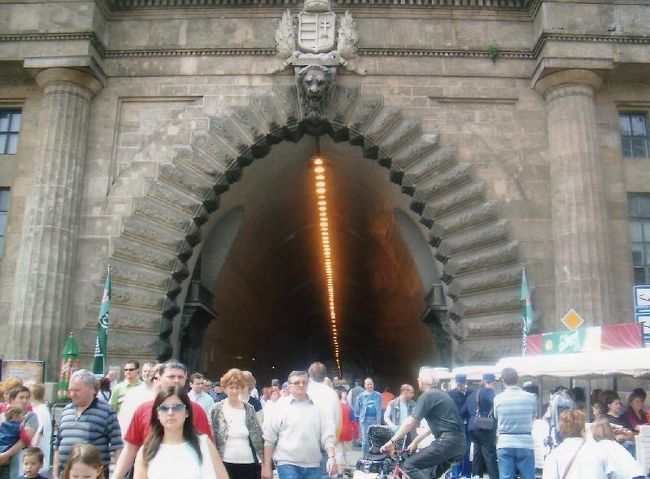 正面もすごい人