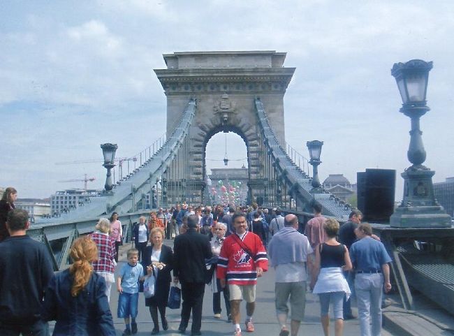 １８４６年に完成した長さ３００ｍの<br />くさり橋を渡ってみます。<br />