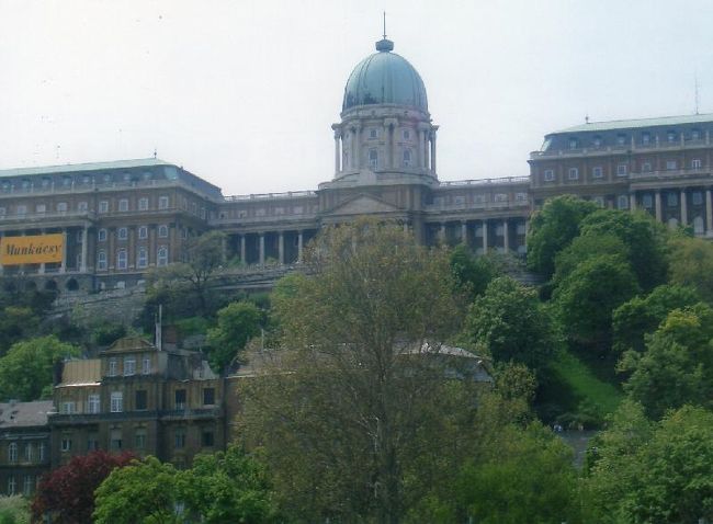 下から見上げる王宮の丘<br />か・か・かっこいい