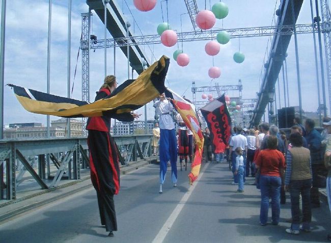 何やら怪しげな奴らが