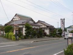 さて、お昼ご飯です。

石巻町の手打ちうどん屋さん。
創業明治四十四年「林屋 麺作衛門」

店内完全禁煙。喘息持ちのかみさんにはこういう店が助かります。