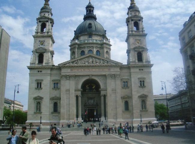 最後に聖イシュトヴァーン大聖堂<br />見事に左右対称<br />ハンガリー初代国王のイシュトヴァーンの<br />ミイラが中にあります。。