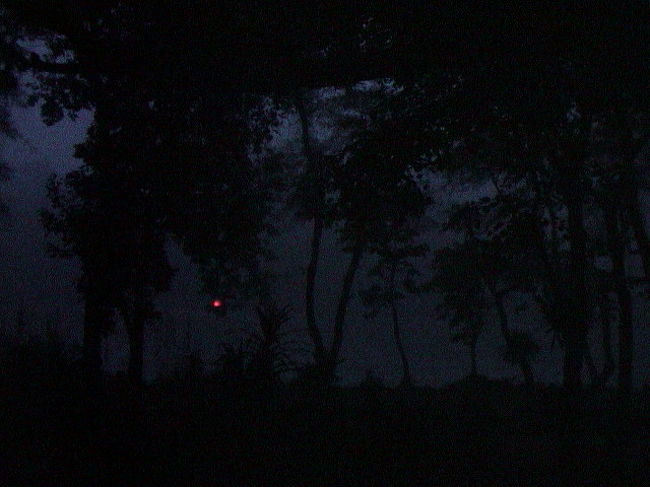 当たり前だが、<br />夜は真っ暗。<br /><br />ロッジのランタン以外は、<br />灯りがない。<br /><br />そして、静か。