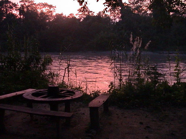 サイを最後に見られて、<br />気分のいい夕方。<br /><br />薄紫色の川面に<br />明朝去るさみしさを感じた。