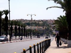 ムーレイ・イドリスからのグランタクシー、メクネスの新市街で降ろされた。

「旧市街まで行ってくれないの？」
「あのタクシーで行けばいい」

そっか・・・旧市街まで歩くか。
（プチタクシーデビューしてなかったから、ビビってた）

旧市街は見えるけど、マンスール門はどこだ？？？
地図見てもわからない。
人に聞けばチップを要求されそうで・・・このときは、人に聞くこともできなかった。

適当に歩いてたら・・・CTMのチケットオフィス、見〜っけ。
フェズに戻るのにCTMバスを使うつもりだったから、ちょうどいい。
バスチケットを買うついでに、現在地を教えてもらおう。

オフィスに入ると、日本人女性が・・・「こんにちは」

その女性Ｓさんは、２年も世界一周しているとのこと。
砂漠の町へ行くバスを購入しているところだった。