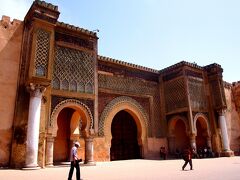 CTMチケットオフィスからマンスール門は近かった。
ちゃんと目的地に向かって歩いていた私ってスゴイ・・・
