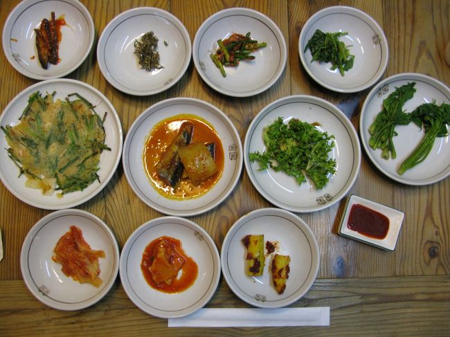 早速いろんな料理が食卓に並びます。<br />ちなみに頼んだものは･･･