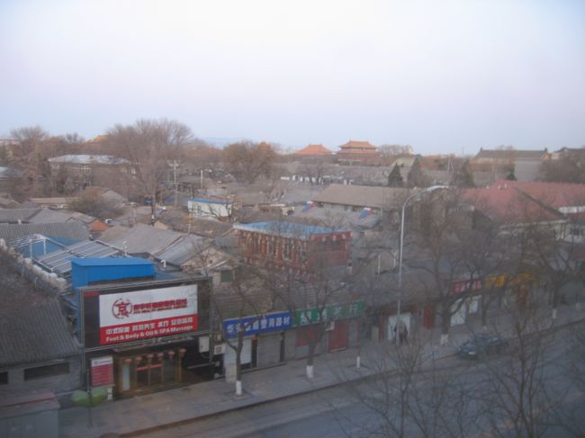 今日も平和な北京、故宮の屋根瓦を見納めました<br /><br />荷造りして空港に向かいます<br /><br />ホテルはこの旅行で最安値でしたが、やっぱりそれなりで。。。<br />立地と眺めは◎、部屋は地方の古いビジネスホテルって感じでした<br /><br />