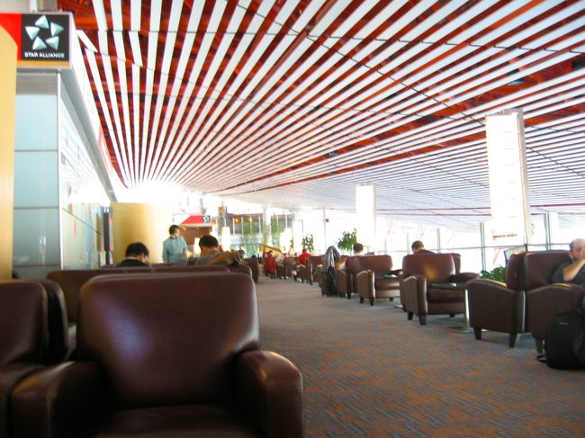 北京→成都は国内線ファーストクラス、ラウンジでしばしネットします<br /><br />ホテルから空港までタクシーで100元ちょうど<br />(スーツケースあげおろしのチップ含む)<br />行きがバス＋タクシーで36元だったので1000円ほど高いですが、<br />快適さは比べ物になりません<br /><br />航空会社のカウンター前に並んでたら中国人の若者に英語で話しかけられ、<br />「チェックインを手伝ってあげる」と勝手にスーツケースを持たれ、<br />パスポートを取り上げられ、肩を組まれ(最低!!)、<br />裏側のファーストクラス用カウンターに連れて行かれました<br /><br />チェックインが済むと、腰に手をまわしたり肩を組んだりしながら歩き出し、<br />「朝食食べよう」と店に入ろうとするので<br />「お腹一杯です」と言うと「コーヒー飲む??」としつこい勧誘<br />「結構です」と断ると、物陰に連れて行かれ、<br />「チェックインを手伝ったんだからお金をよこせ」と言ってきました<br />頼んでないと言ったら、「俺のお陰で重たい荷物の超過料金を払わなくて済んだんだ」と見え透いた嘘まで言い、「Give you money」と微妙に間違った英語でしつこく脅すのでさすがにブチ切れて、<br />「私は一人で世界一周してて、全部ビジネスクラスに乗ってきた。<br />　一度も超過料金なんか払ってない。<br />　あんたのお陰じゃなくて、ファーストクラスだから払わなくていいの。<br />　コーヒーは”ファーストクラスラウンジ”で飲みます。<br />　バイバイ」<br />追ってきませんでしたね(笑)<br /><br />裏側にファーストクラスのカウンターがあると分からず、エコノミー用の行列に並んでしまったのがいけないのかもしれませんが、あんなのが空港にウロウロしてるなんて本当に最低な国。<br />しかも野放しなんて、どういうお国柄なの!?