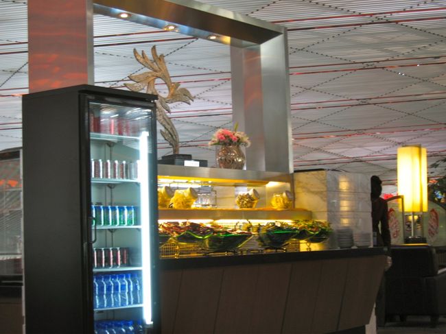 ファーストクラスラウンジのドリンク・軽食コーナー<br /><br />裏側にコーヒーマシンと紅茶<br /><br />ラウンジはビジネスとファーストに分かれてますので、数年ぶりに最高の贅沢感を味わえると思ったのですが。。。<br />ソファも飲み物もご飯も全然大したことない<br /><br />ファーストがこうなら、ビジネスは一体。。。<br />