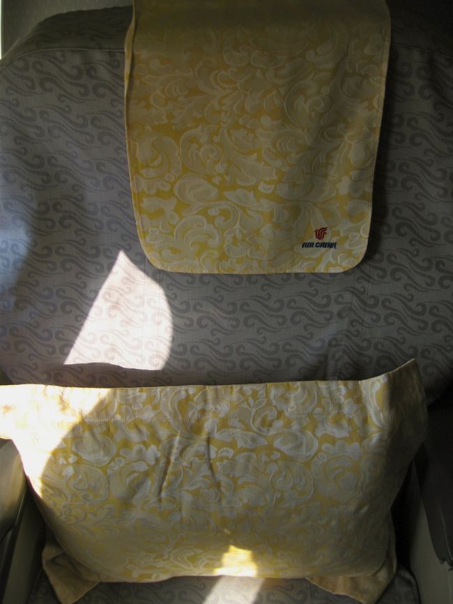 金色のカバーとクッションが高級感を漂わせるシート<br /><br />国内線にはビジネスクラスがないので、ファーストクラスになっただけなんですが。。。<br />JALのファーストクラスでなくクラスJ、ANAのプレミアムクラスと同程度だと思います<br />