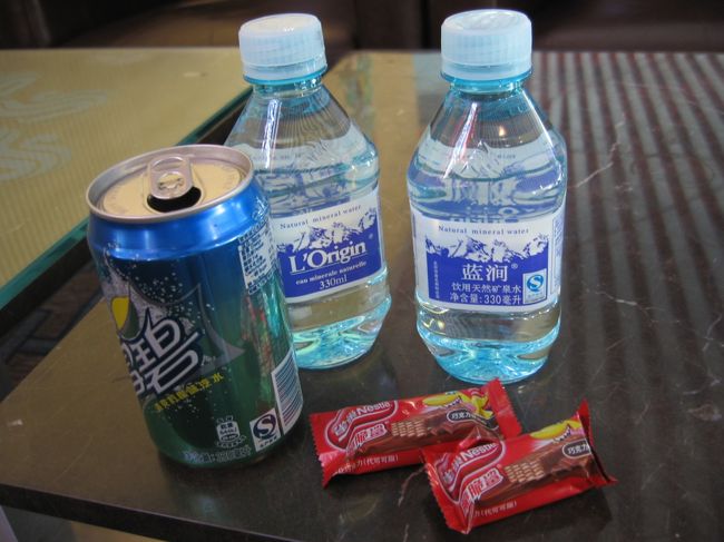 コーヒーを飲むと機内で眠れなくなるので、スプライトを優雅に飲みました。。。<br /><br />清涼飲料水ならどこの国でも同じ味だから安心<br />ミネラルウォーターは予想通り、すごく不味かった<br /><br />キットカット(日本で売ってるのよりそこはかとなく不味い)以外はナッツ等しかありませんでした<br /><br />成田のラウンジの軽食、良かったな