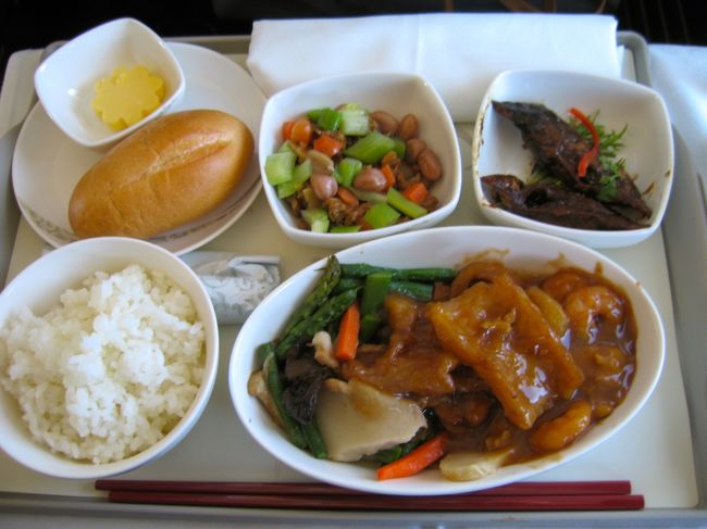 ウトウトし始めた頃、ご飯が出てきました<br /><br />国内線なのに本気のご飯!!<br />嬉しい。。。<br /><br />キットカットをつまんだだけだったので、あっという間に完食<br />特に右下の美味しかったです