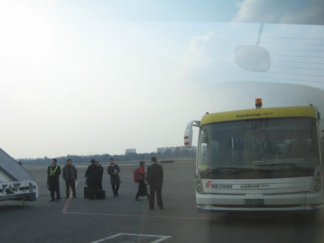 何もない所に降ろされ、バスでターミナルまで移動するようです