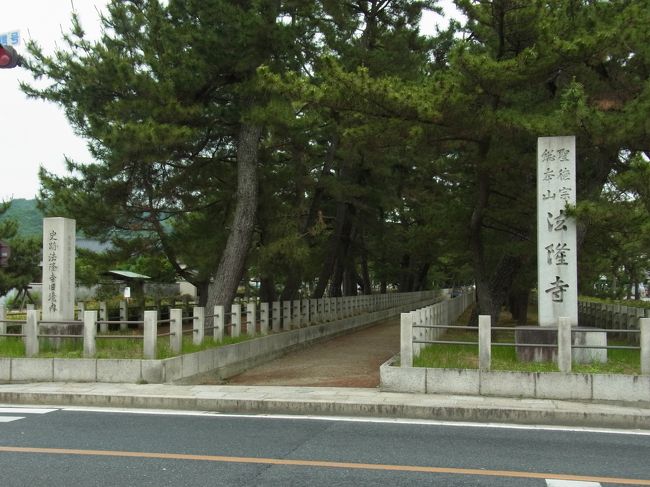 ＪＲ奈良駅から法隆寺へ　１５分もかからずに駅に到着し、徒歩で法隆寺に向かいます。<br />参道を通って行きますが、両サイドにはお土産屋が沢山あります。<br />修学旅行生のバスもどんどん来ます。