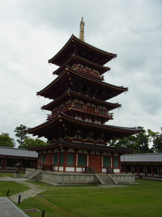 西塔<br />東塔は修復中